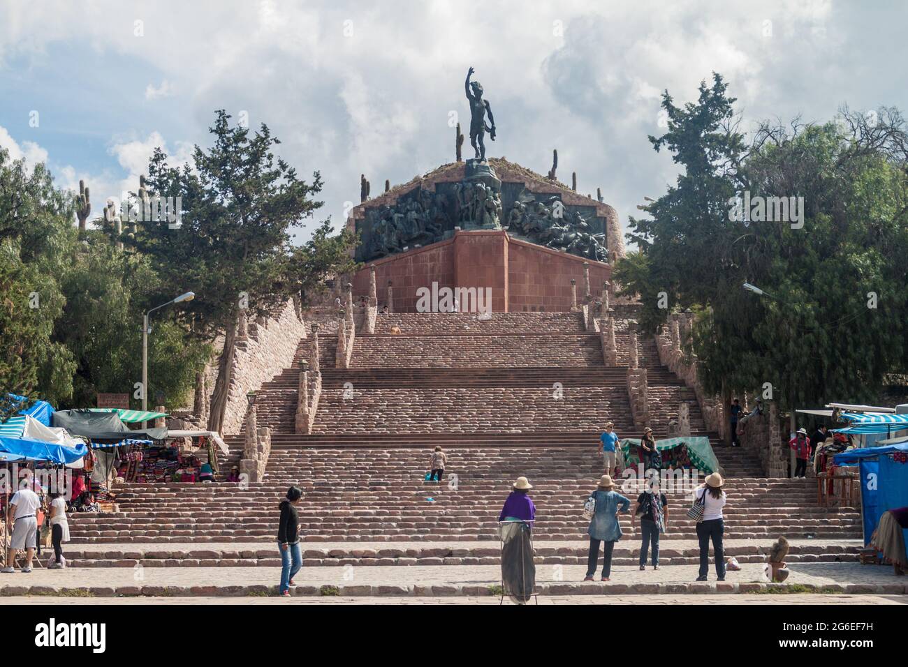 HUMAHUACA, ARGENTINA - 12 APRILE 2015: Monumento degli Eroi indipendenti nel villaggio di Humahuaca, Argentina Foto Stock
