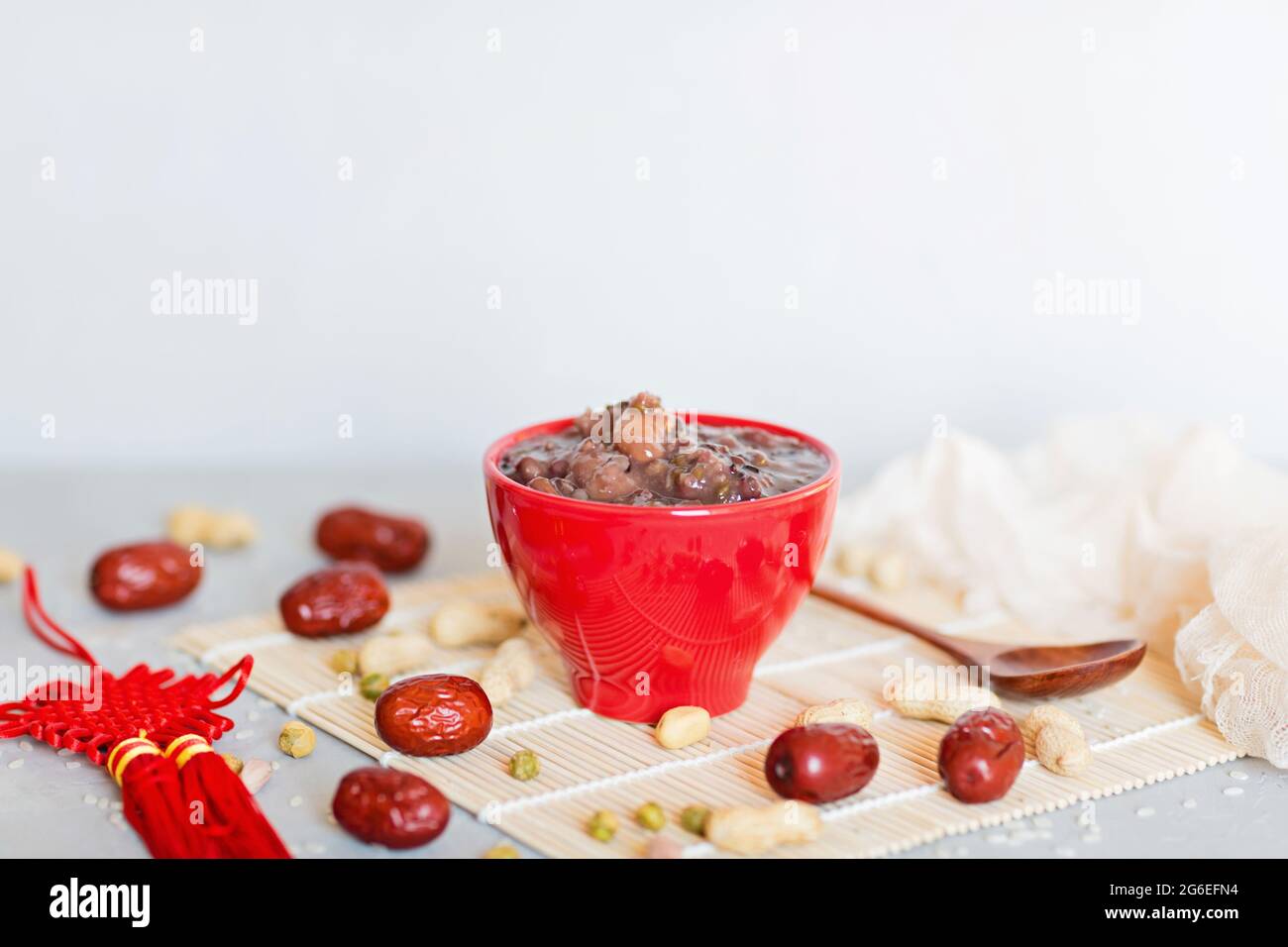 Cibo tradizionale cinese, porridge di Laba. Colazione cereali, cibo sano. LABA festival, Capodanno cinese, concetto di festival di primavera Foto Stock