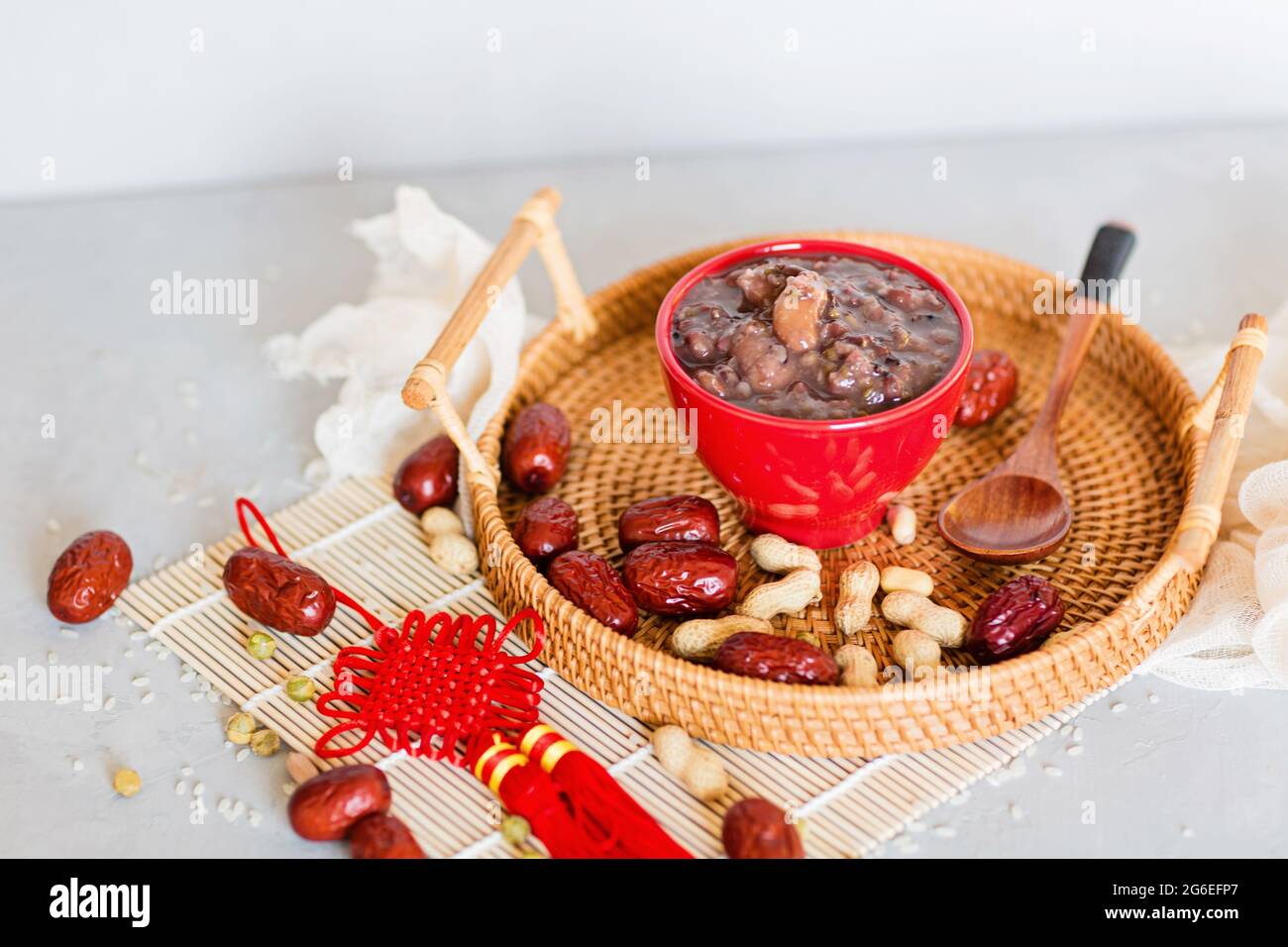 Cibo tradizionale cinese, porridge di Laba. Colazione cereali, cibo sano. LABA festival, Capodanno cinese, concetto di festival di primavera Foto Stock