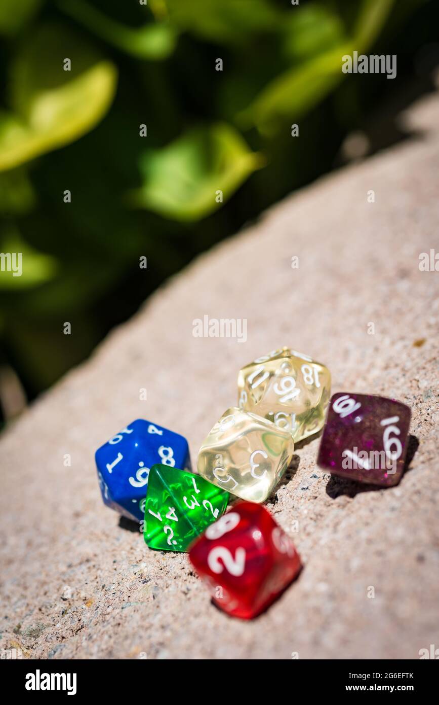 Set di dadi colorati multi-sided per giochi di ruolo Foto Stock