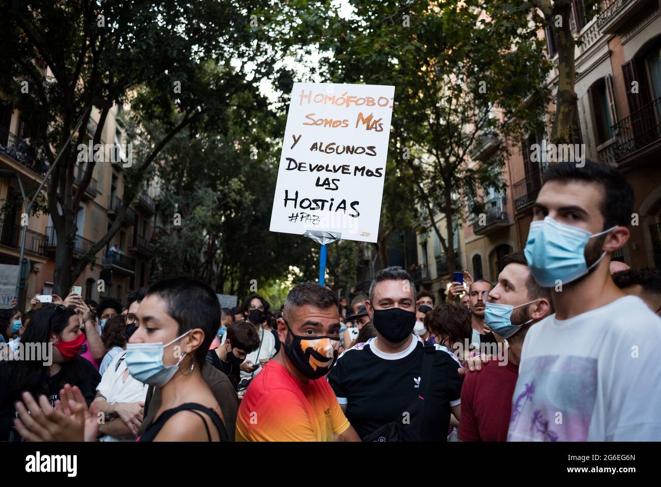 Spagna. 05 luglio 2021. Un uomo dimostra di tenere un cartello contro l'omfobia a Barcellona, in Spagna, il 5 luglio 2021. La popolazione ha protestato in tutto il paese in risposta all'omofobica uccisione di Samuel Luiz nella regione della Galizia, avvenuta sabato 3 luglio 2021, chiedendo che si faccia giustizia. (Foto di Davide Bonaldo/Sipa USA) Credit: Sipa USA/Alamy Live News Foto Stock