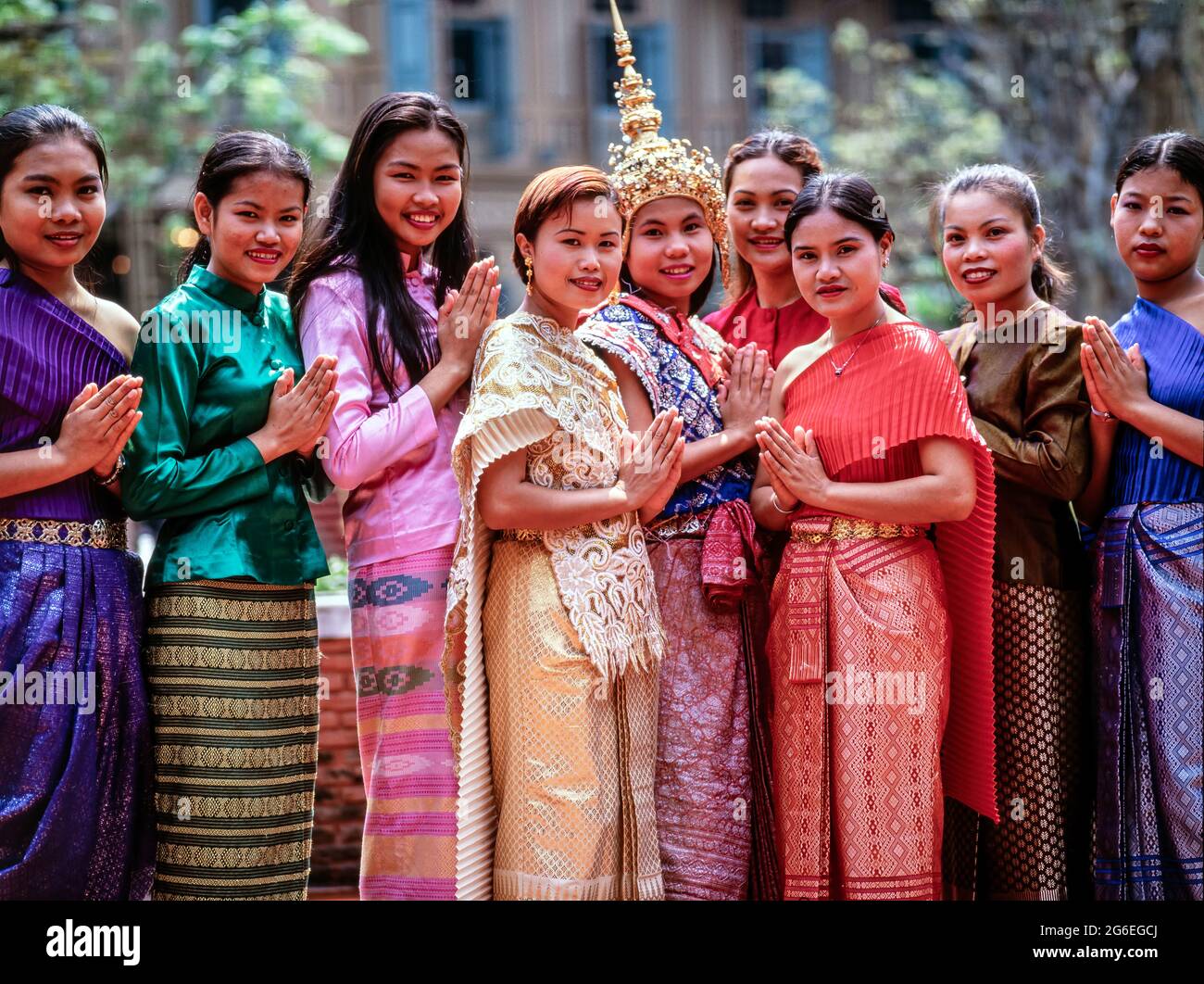 Le ragazze thailandesi in costumi tradizionali allo spettacolo culturale che dimostra il saluto di modo, Bangkok, Thailandia Foto Stock