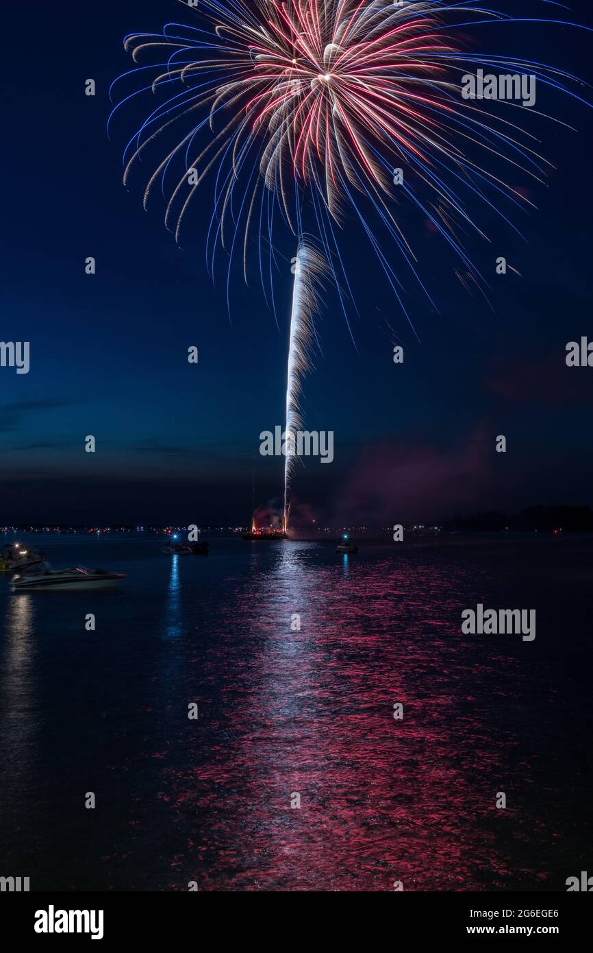 Fuochi d'artificio il 4 luglio sparato da una chiatta su un lago. Foto Stock