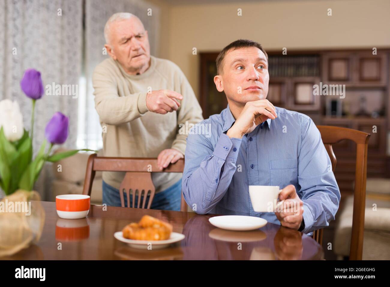 Il padre anziano è insoddisfatto del figlio adulto Foto Stock