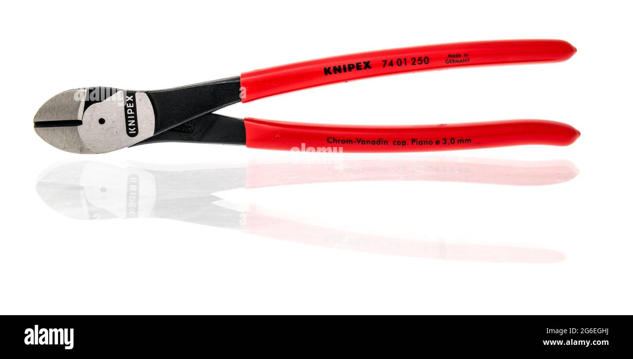 Winneconne, WI - 5 luglio 2021: Un pacchetto di pinze da taglio diagonali Knipex su sfondo isolato Foto Stock Winneconne, WI - 5 luglio 2021: Un pacchetto di pinze da taglio diagonali Knipex su sfondo isolato Foto Stock