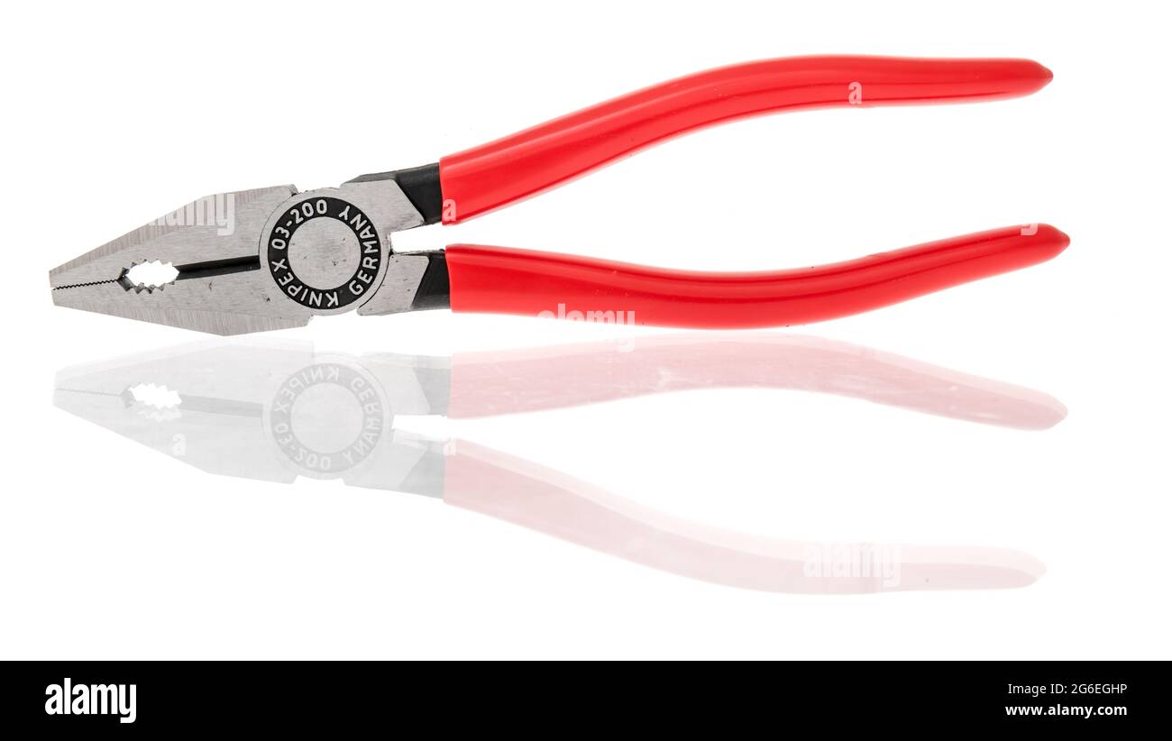 Winneconne, WI - 5 luglio 2021: Un pacchetto di pinze combinate Knipex linesman su sfondo isolato Foto Stock Winneconne, WI - 5 luglio 2021: Un pacchetto di pinze combinate Knipex linesman su sfondo isolato Foto Stock