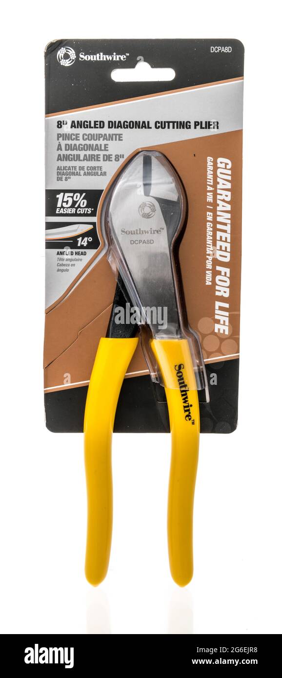 Winneconne, WI - 5 luglio 2021: Un pacchetto di pinze diagonali Southwire Angled su sfondo isolato Foto Stock Winneconne, WI - 5 luglio 2021: Un pacchetto di pinze diagonali Southwire Angled su sfondo isolato Foto Stock