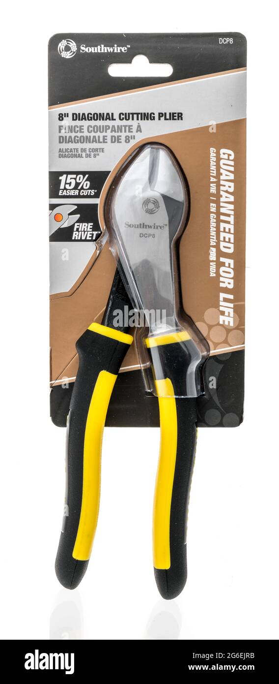 Winneconne, WI - 5 luglio 2021: Un pacchetto di pinze diagonali Southwire Angled su sfondo isolato Foto Stock Winneconne, WI - 5 luglio 2021: Un pacchetto di pinze diagonali Southwire Angled su sfondo isolato Foto Stock