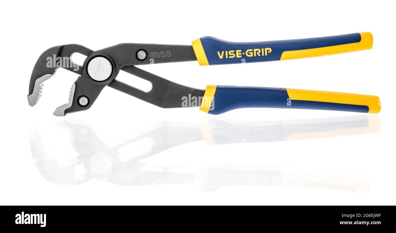 Winneconne, WI - 5 luglio 2021: Un pacchetto di pinze grovelock Irwin Vice Grip su sfondo isolato Foto Stock Winneconne, WI - 5 luglio 2021: Un pacchetto di pinze grovelock Irwin Vice Grip su sfondo isolato Foto Stock
