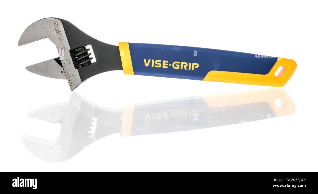 Winneconne, WI - 5 luglio 2021: Un pacchetto di Irwin Vice Grip regolabile chiave su uno sfondo isolato Foto Stock Winneconne, WI - 5 luglio 2021: Un pacchetto di Irwin Vice Grip regolabile chiave su uno sfondo isolato Foto Stock