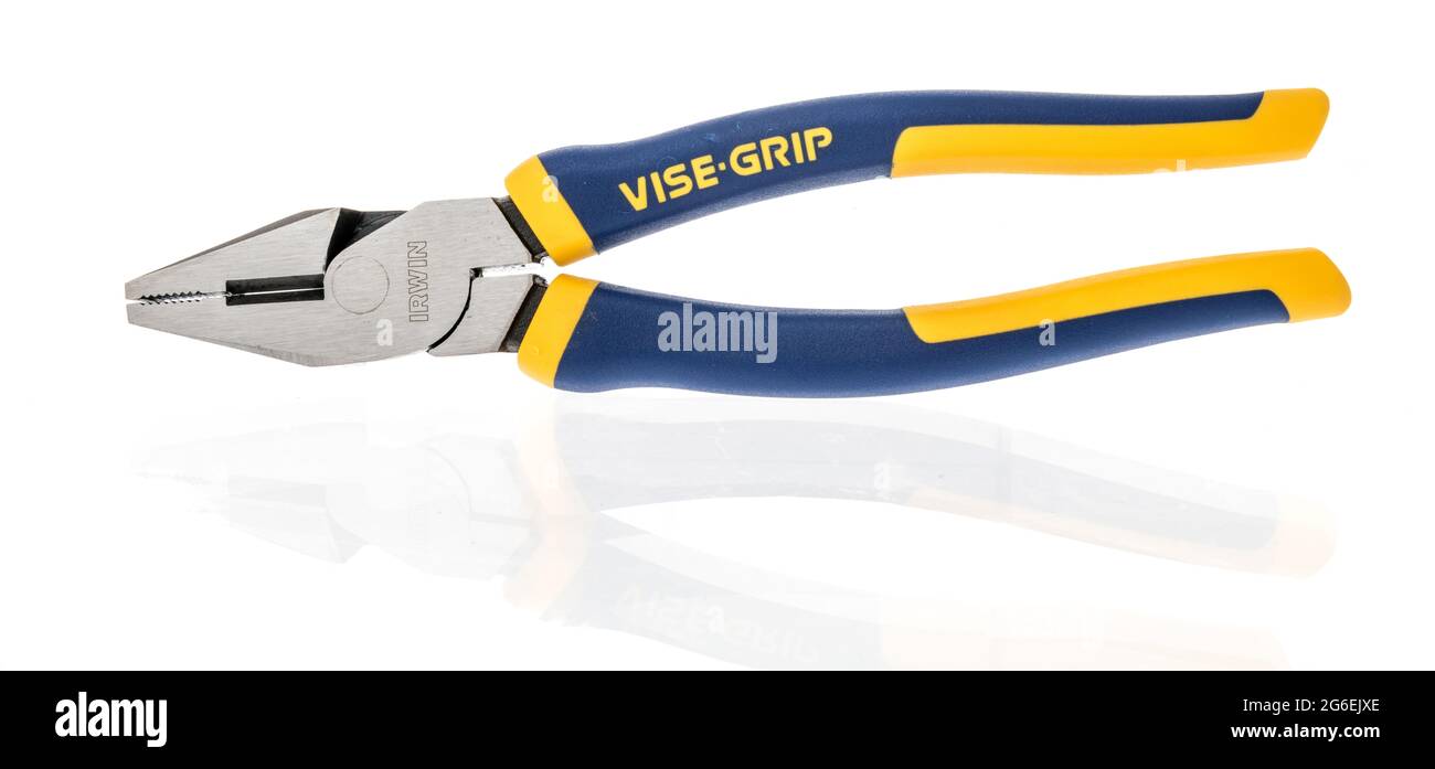 Winneconne, WI - 5 luglio 2021: Un pacchetto di pinze combinate Irwin Vice Grip su uno sfondo isolato Foto Stock Winneconne, WI - 5 luglio 2021: Un pacchetto di pinze combinate Irwin Vice Grip su uno sfondo isolato Foto Stock
