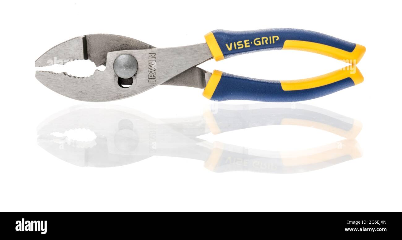 Winneconne, WI - 5 luglio 2021: Un pacchetto di pinze per giunti a scorrimento Irwin Vice Grip su sfondo isolato Foto Stock Winneconne, WI - 5 luglio 2021: Un pacchetto di pinze per giunti a scorrimento Irwin Vice Grip su sfondo isolato Foto Stock