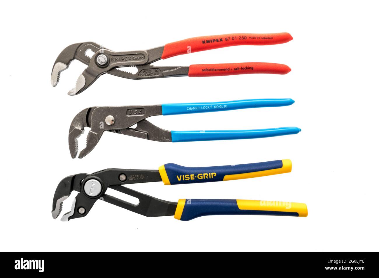 Winneconne, WI - 5 luglio 2021: Un pacchetto di pinze Irwin Vice Grip, channelock e Knipex su uno sfondo isolato Foto Stock Winneconne, WI - 5 luglio 2021: Un pacchetto di pinze Irwin Vice Grip, channelock e Knipex su uno sfondo isolato Foto Stock