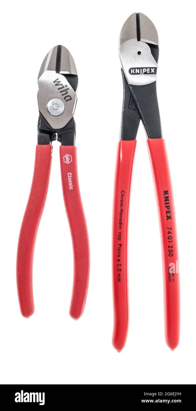 Winneconne, WI - 5 luglio 2021: Un pacchetto di pinze da taglio Wiha e Knipex tedesche su sfondo isolato Foto Stock Winneconne, WI - 5 luglio 2021: Un pacchetto di pinze da taglio Wiha e Knipex tedesche su sfondo isolato Foto Stock