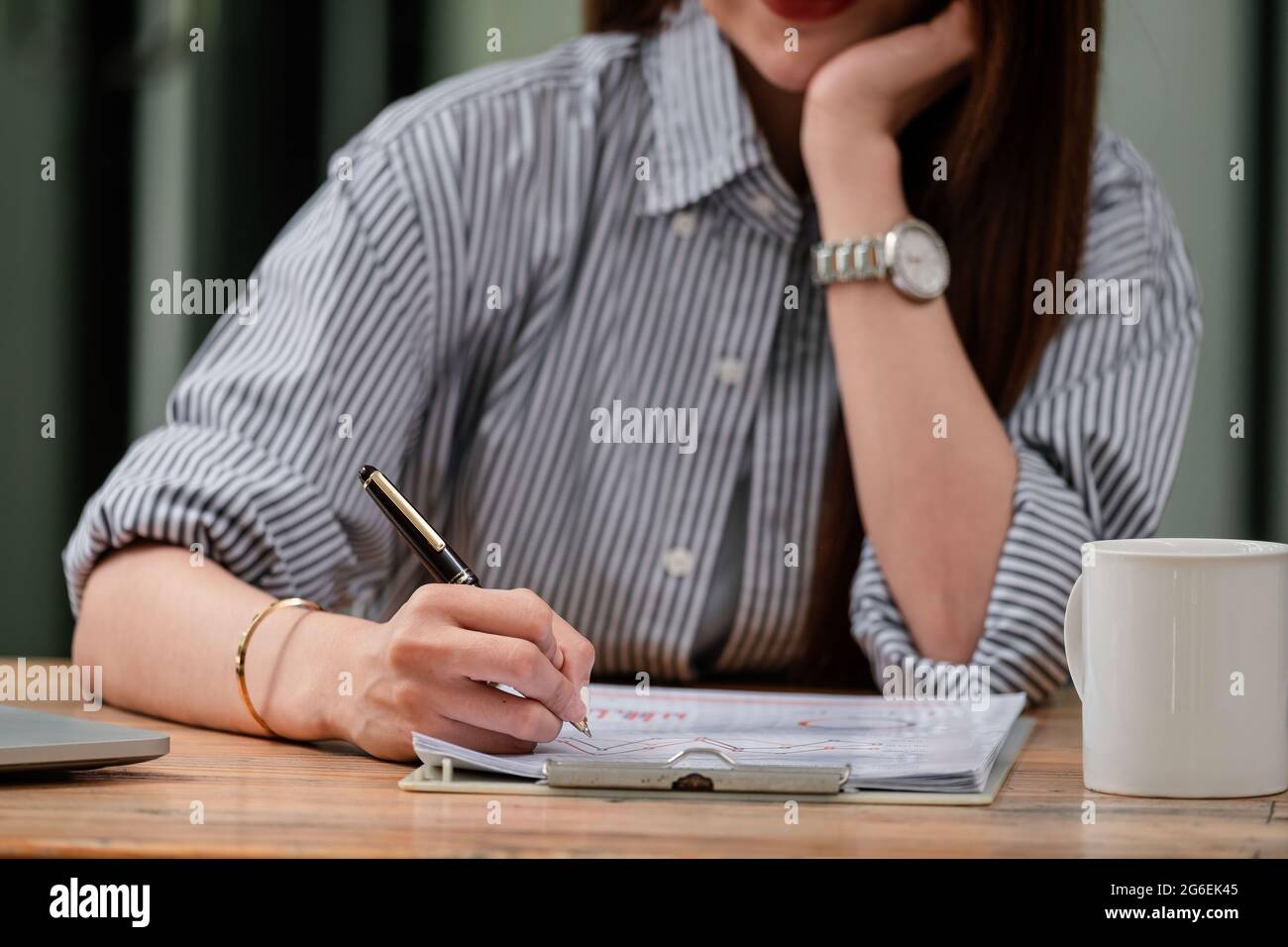 Primo piano uomo d'affari o donna contabile che lavora con il grafico e il grafico rapporto, analisi statistica concetto finanziario. Foto Stock