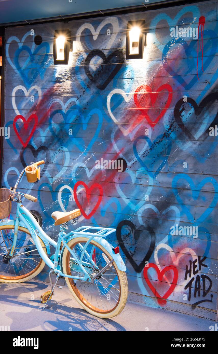 Wall of Hearts accanto alla strada del ristorante Manhattan Pasta Foto Stock