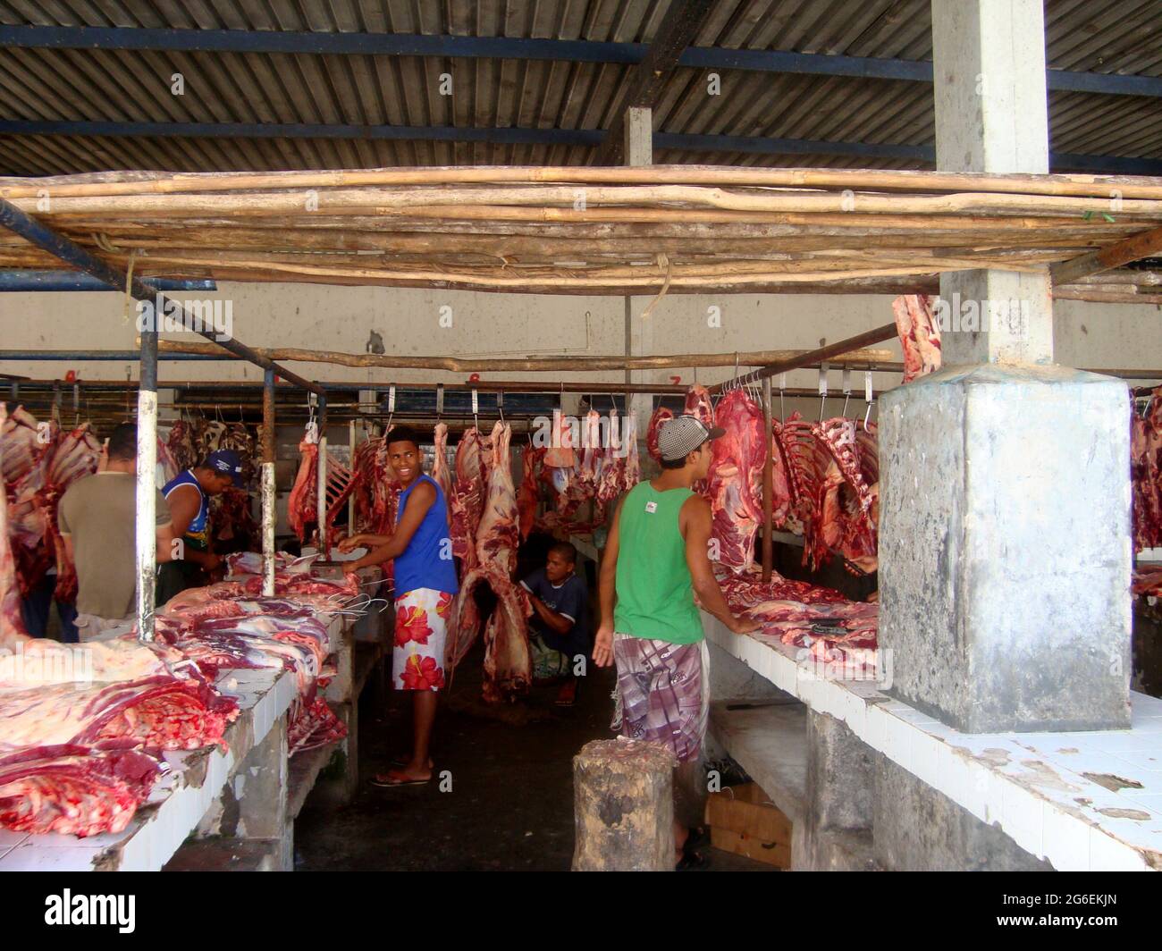 Ubata, bahia, brasile - 5 ottobre 2011: Carne bovina in vendita senza frigorifero in un mercato della carne nella città di Ubata. *** Local Caption *** Foto Stock