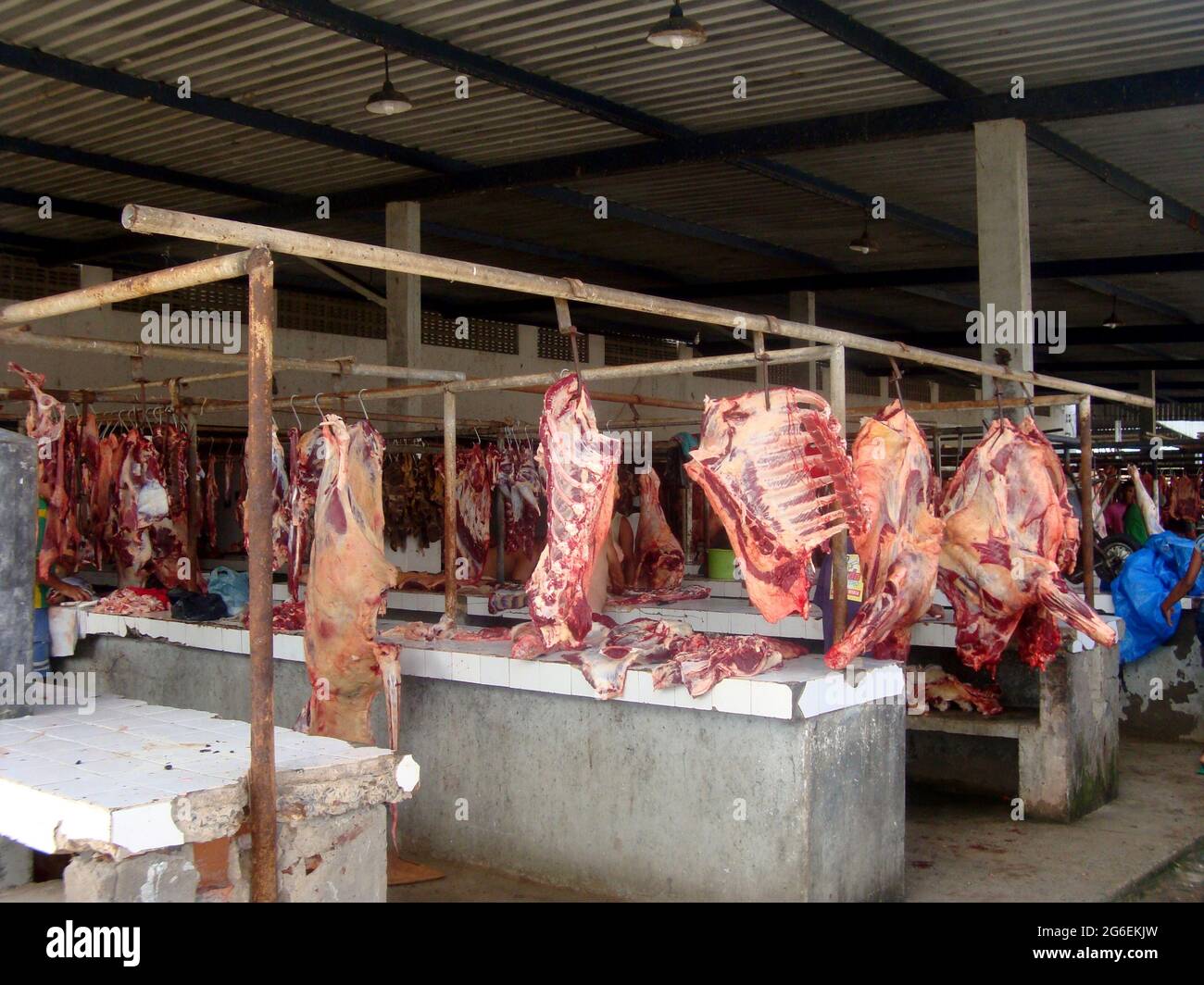 Ubata, bahia, brasile - 5 ottobre 2011: Carne bovina in vendita senza frigorifero in un mercato della carne nella città di Ubata. *** Local Caption *** Foto Stock