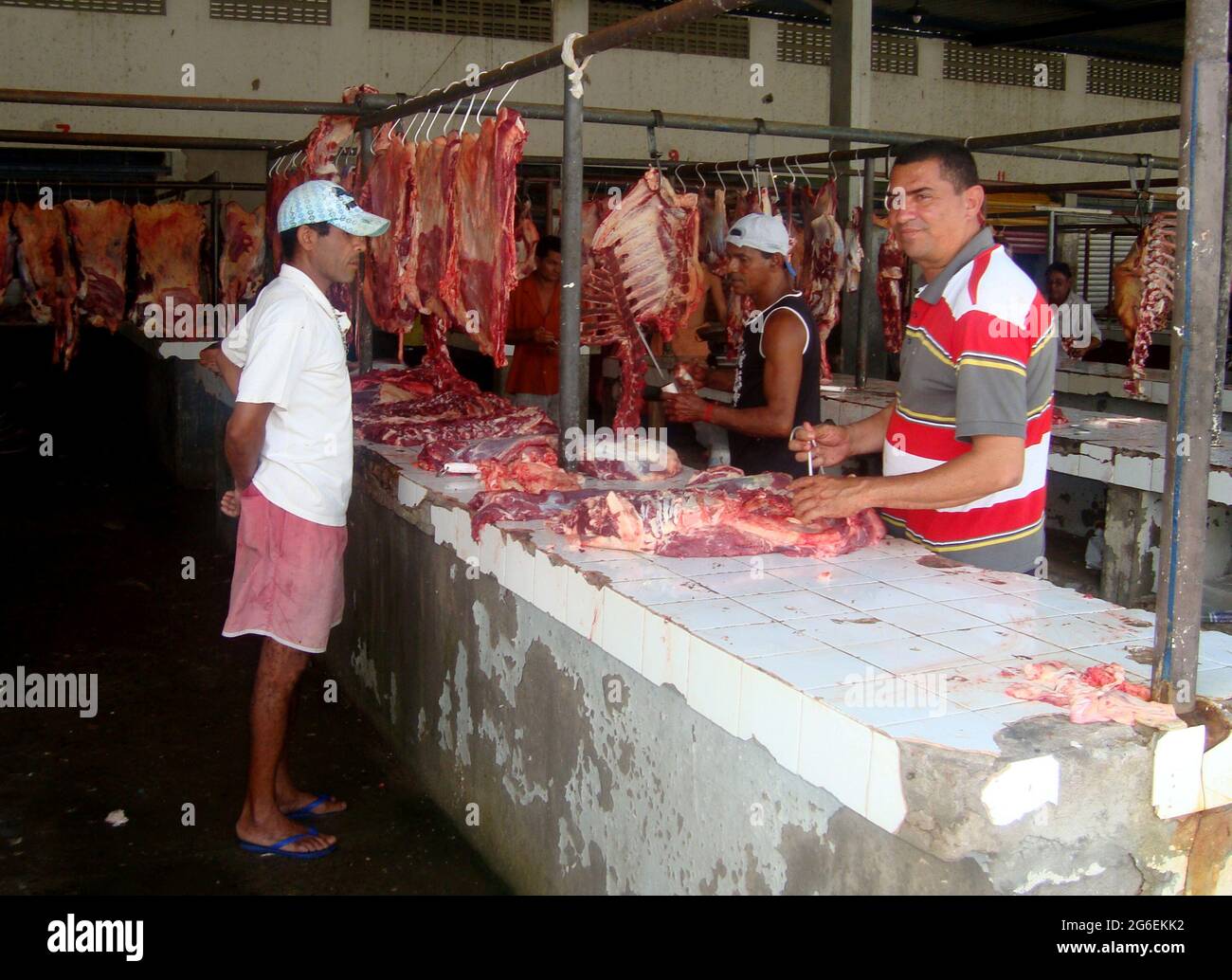 Ubata, bahia, brasile - 5 ottobre 2011: Carne bovina in vendita senza frigorifero in un mercato della carne nella città di Ubata. *** Local Caption *** Foto Stock