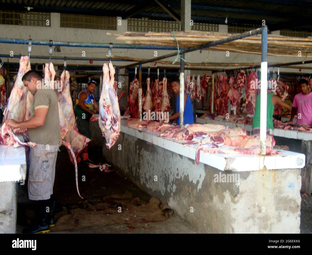 Ubata, bahia, brasile - 5 ottobre 2011: Carne bovina in vendita senza frigorifero in un mercato della carne nella città di Ubata. *** Local Caption *** Foto Stock