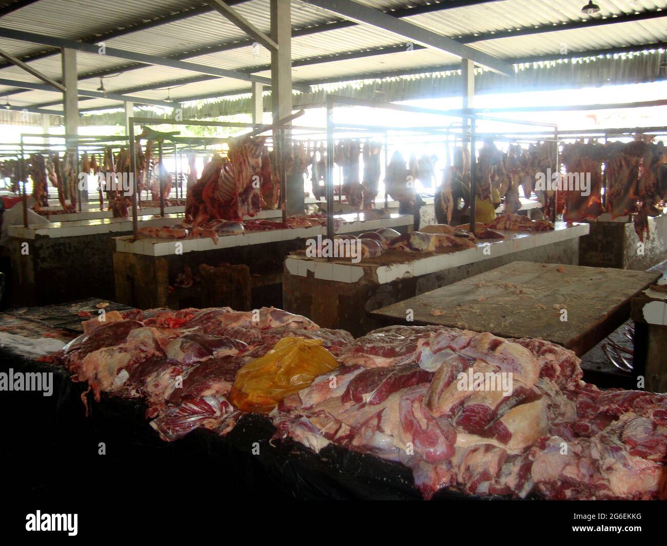 Ubata, bahia, brasile - 5 ottobre 2011: Carne bovina in vendita senza frigorifero in un mercato della carne nella città di Ubata. *** Local Caption *** Foto Stock