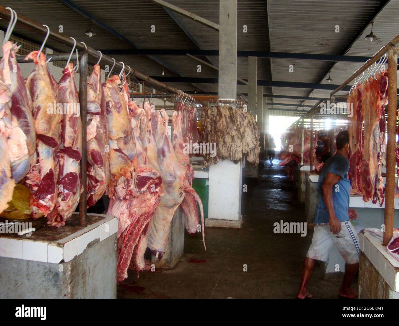 Ubata, bahia, brasile - 5 ottobre 2011: Carne bovina in vendita senza frigorifero in un mercato della carne nella città di Ubata. *** Local Caption *** Foto Stock