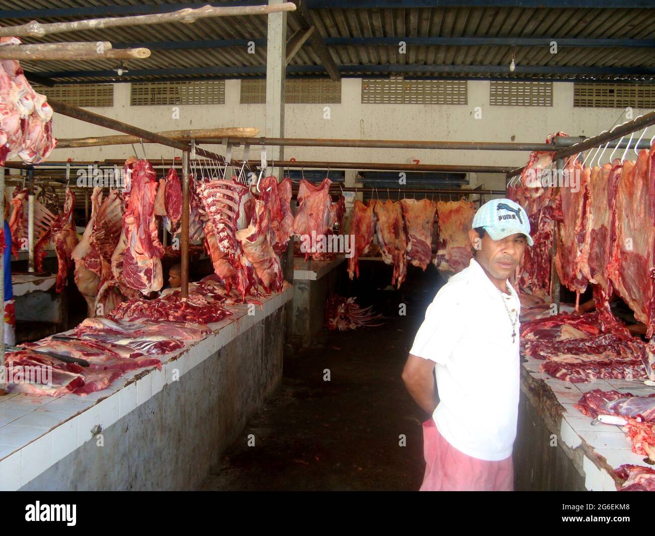 Ubata, bahia, brasile - 5 ottobre 2011: Carne bovina in vendita senza frigorifero in un mercato della carne nella città di Ubata. *** Local Caption *** Foto Stock