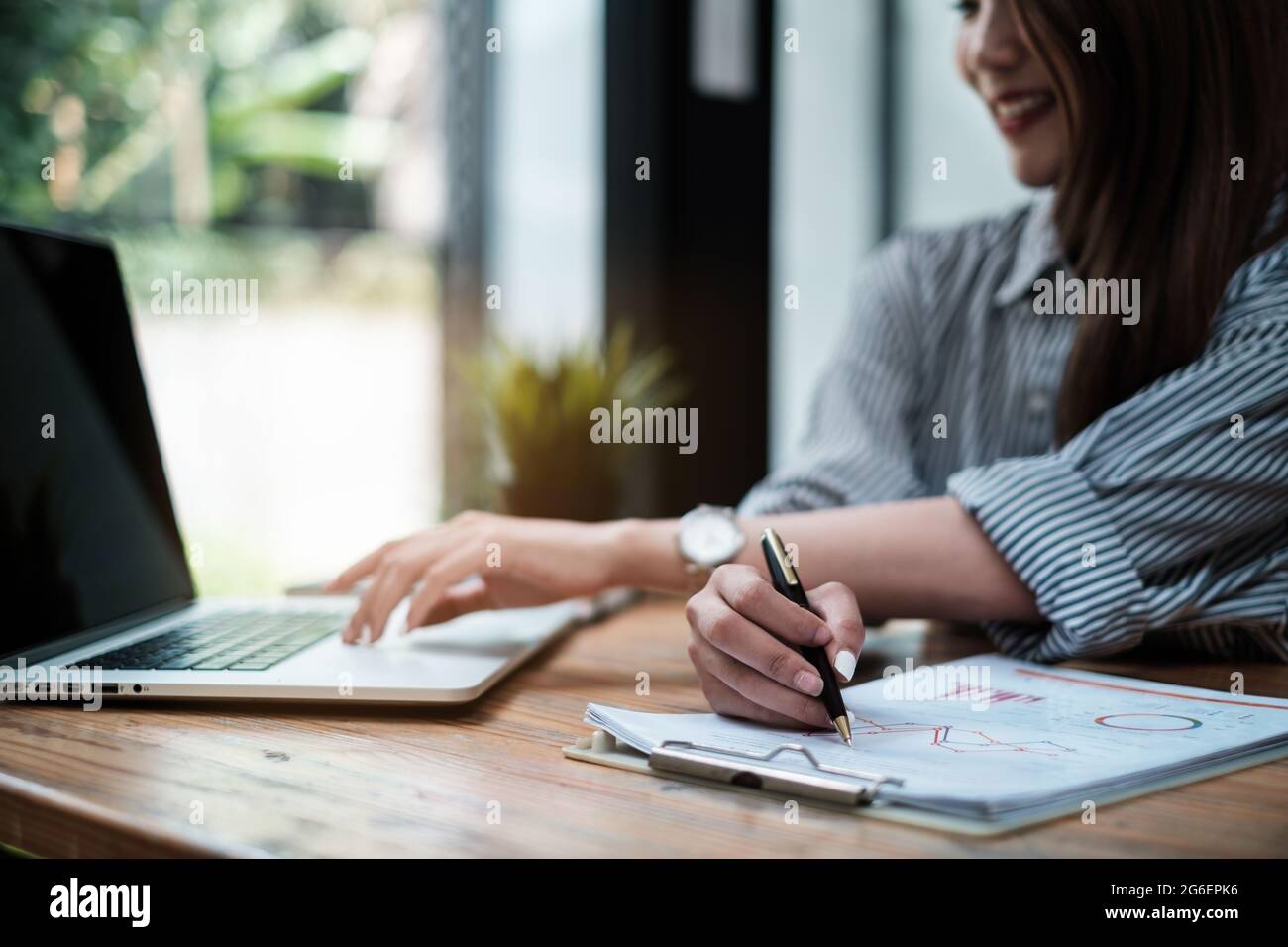 ritratto della donna d'affari impegnata due mani incrociano il lavoro e seduto sul posto di lavoro mentre con lavoro in ufficio Foto Stock