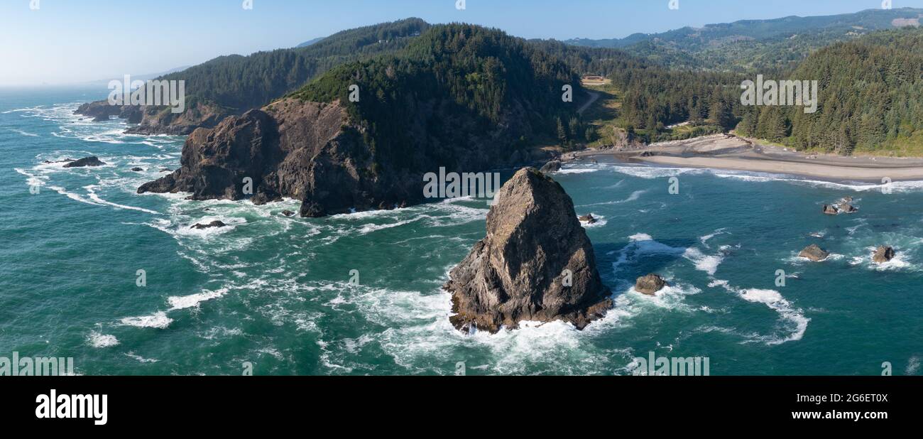 L'Oceano Pacifico si bagna contro la costa frastagliata dell'Oregon meridionale. Questa panoramica regione nord-occidentale del Pacifico è raggiungibile dall'autostrada 101. Foto Stock