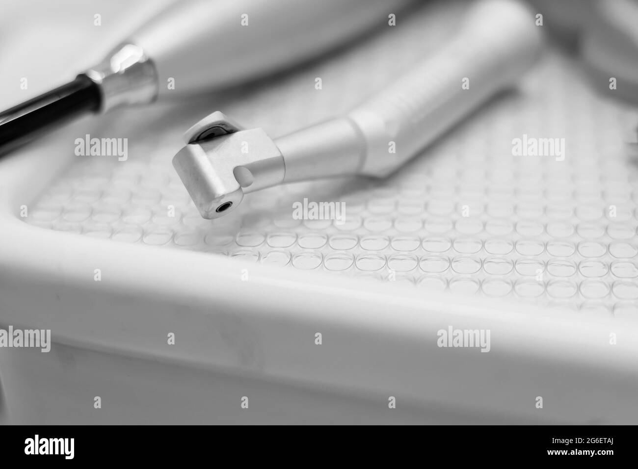 Strumento per il flusso d'aria dei denti in primo piano sul piano dentistico Foto Stock