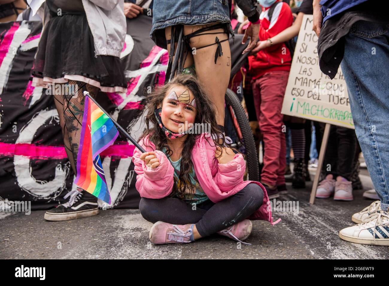 BogotÃ, Colombia. 3 luglio 2021. Una ragazza detiene una bandiera LGBTQI durante la manifestazione.la comunità LGBTIQ a BogotÃ ha organizzato una marcia contro la celebrazione ufficiale di orgoglio gay. Le ragioni di questo marzo, come hanno dichiarato gli organizzatori, sono di mostrare la loro opposizione alla commercializzazione del Pride gay e di denunciare l'assassinio di membri di questa comunità, che continua a crescere in numero. I partecipanti affermano che ''non c'è nulla da celebrare. Credit: Antonio Cascio/SOPA Images/ZUMA Wire/Alamy Live News Foto Stock