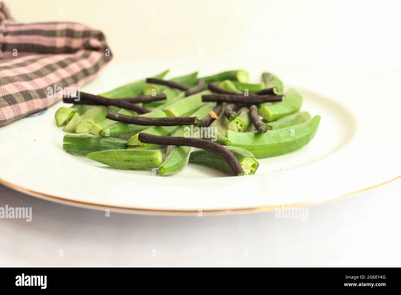 Verdure miste su piatto bianco, ladyfinger con fagiolo di yardlong Foto Stock