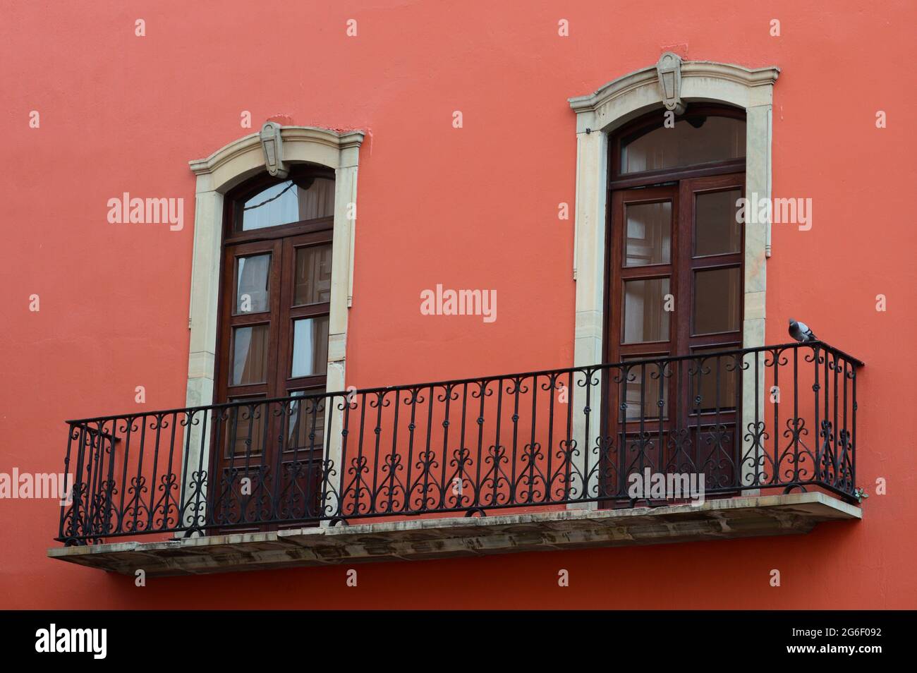 Balcone coloniale spagnolo e finestre a Guanajuato, Messico Foto Stock