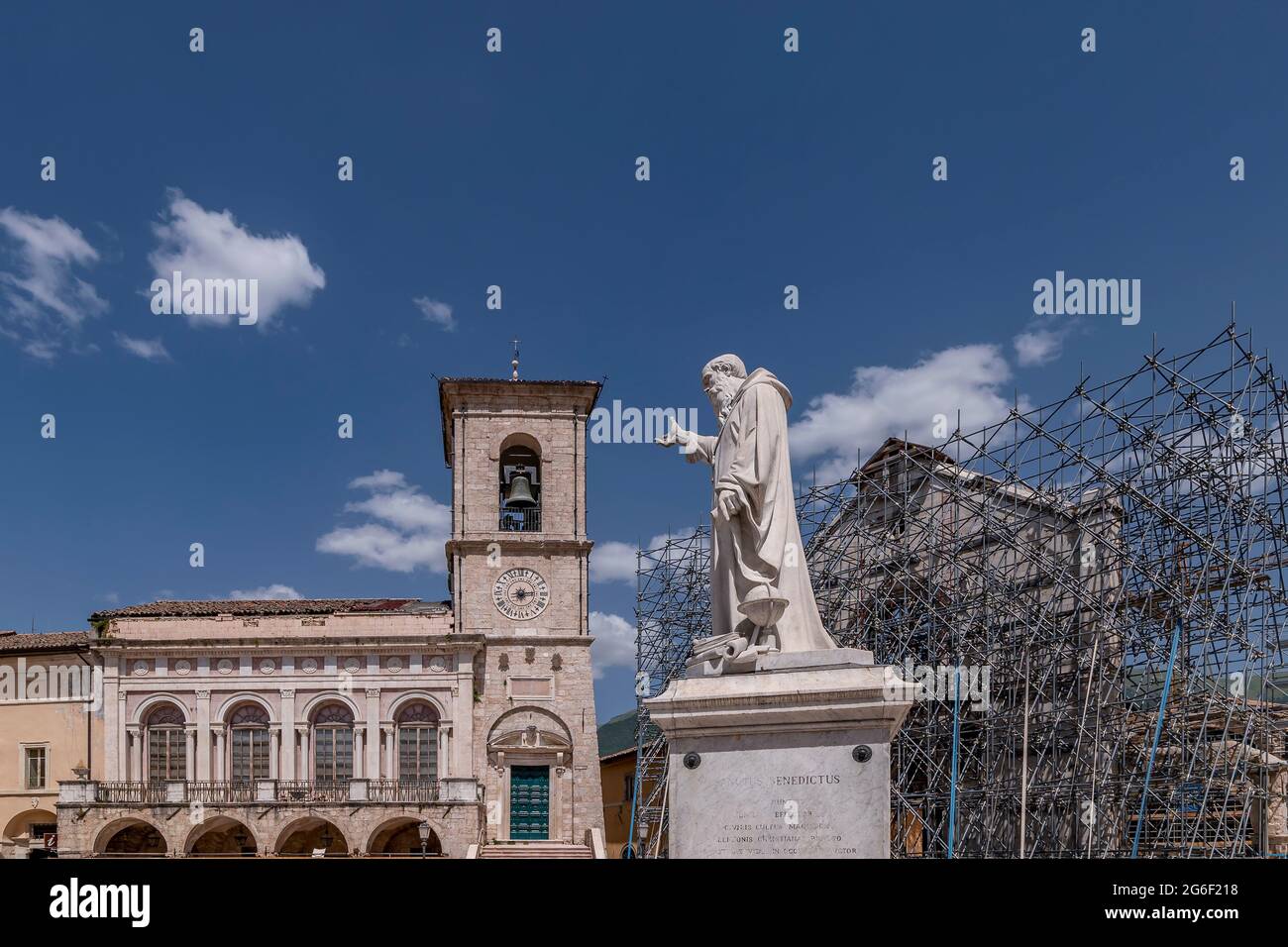 La statua di San Benedetto nell'omonima piazza del centro storico di Norcia, Perugia, Italia Foto Stock