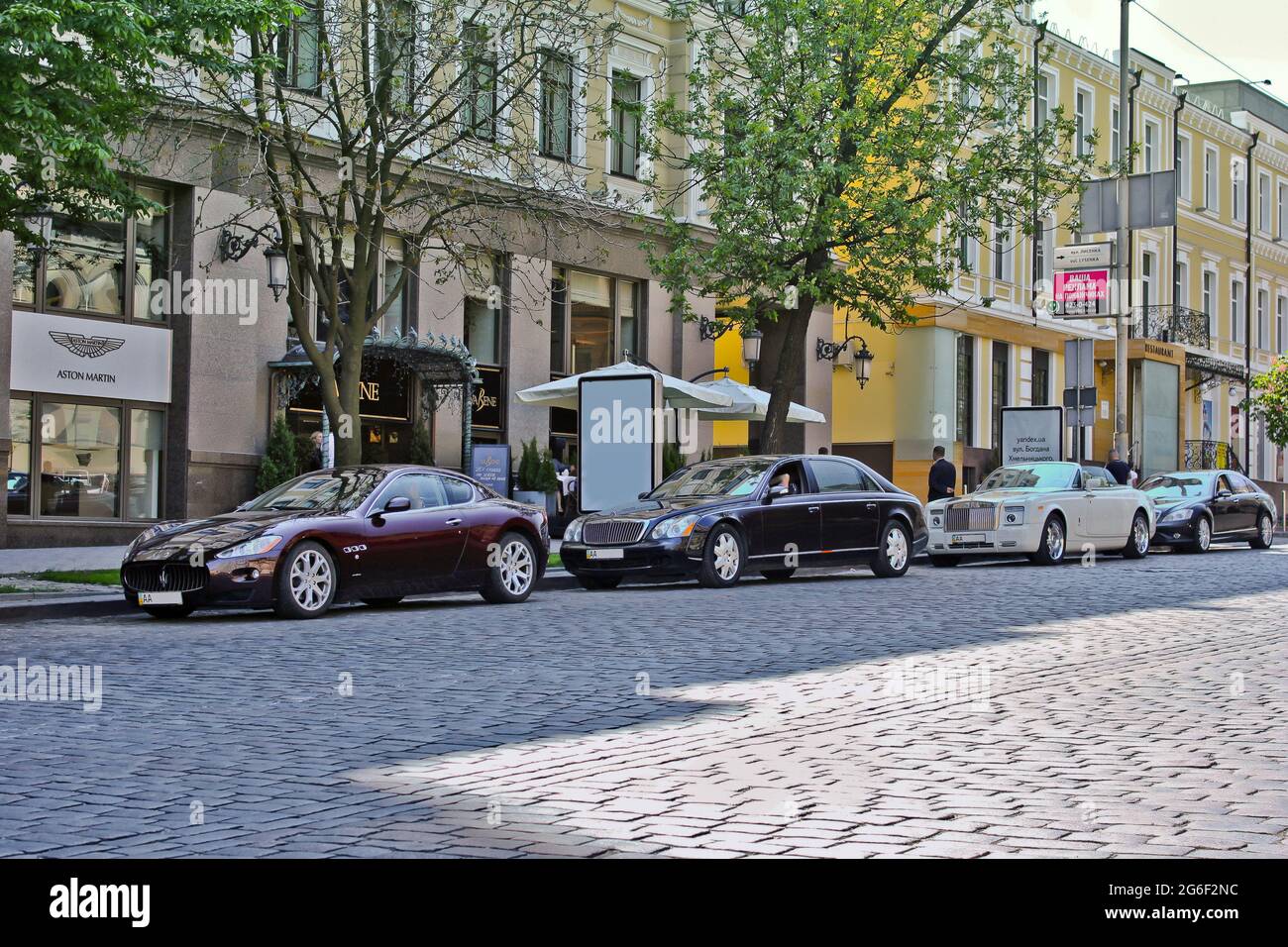 Kiev, Ucraina - 13 maggio 2012: Maserati GranTurismo, Rolls-Royce Phantom Drophead Coupe, Maybach 57. Bianco. Auto di lusso. Royal Cabriolet parcheggiato nel Foto Stock