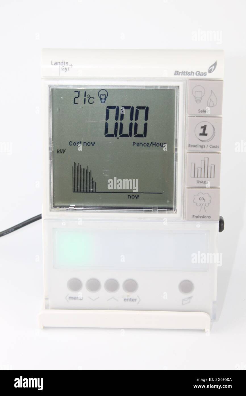 Misuratore intelligente domestico che mostra il costo dell'elettricità isolato su sfondo bianco. Con spazio per la copia Foto Stock