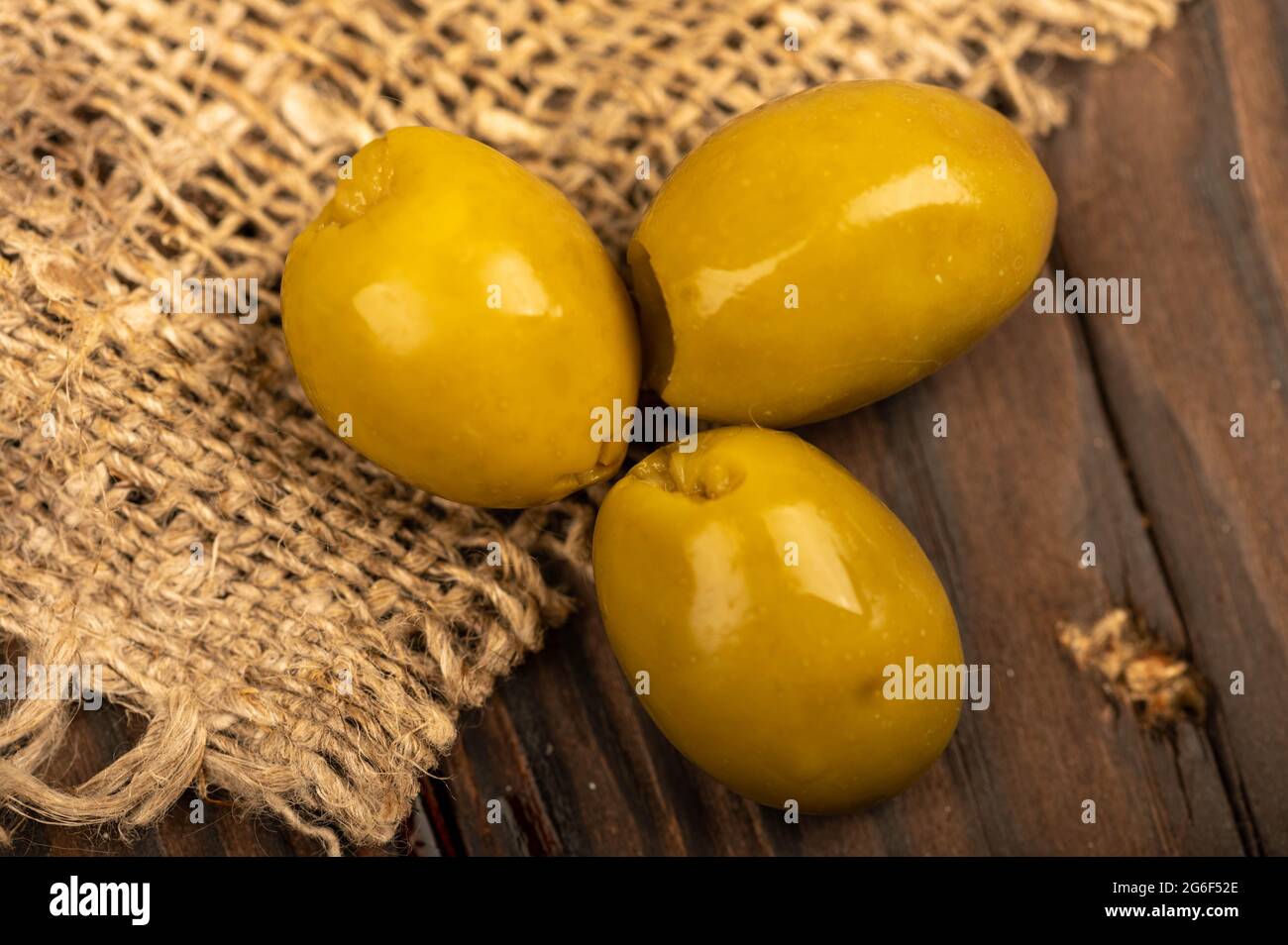 Olive salate su tavola di legno. Primo piano fuoco selettivo Foto Stock