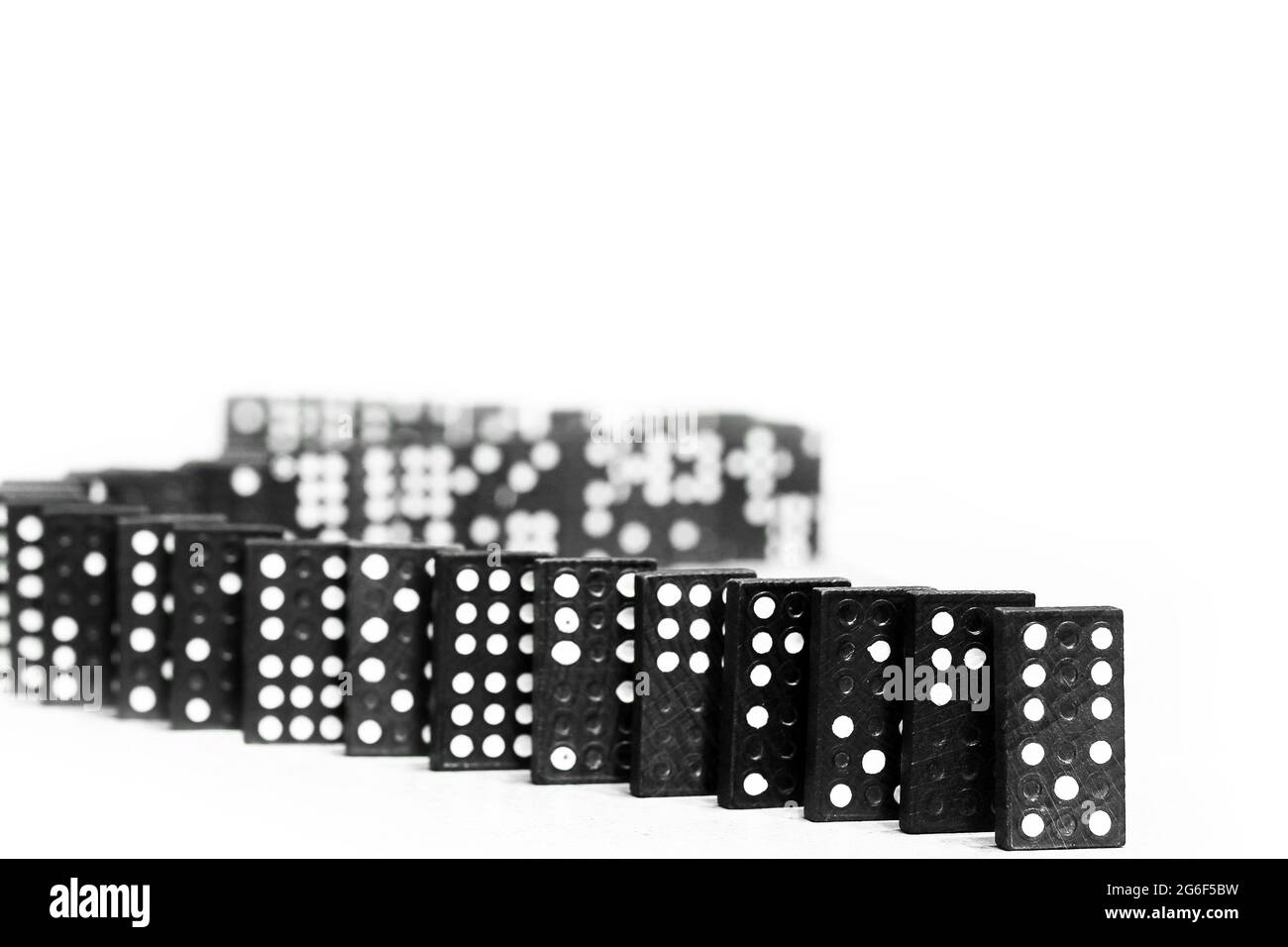 Dominoes su sfondo bianco. Giochi Foto Stock