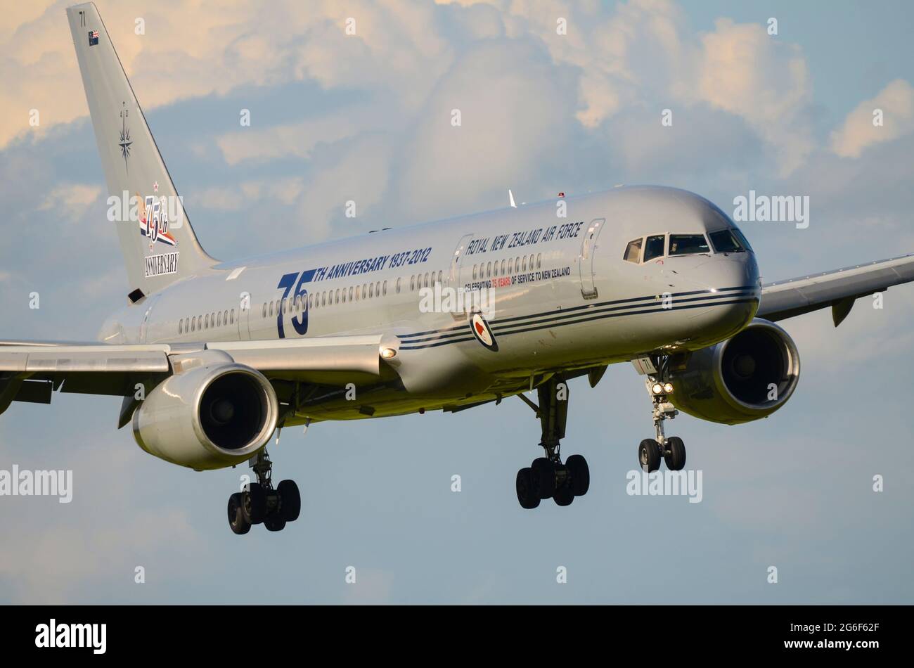 Royal New Zealand Air Force RNZAF Boeing 757 aerei jet con speciale schema di verniciatura per il 75° anniversario, 1937-2012. Aereo di trasporto VIP NZ7571 Foto Stock