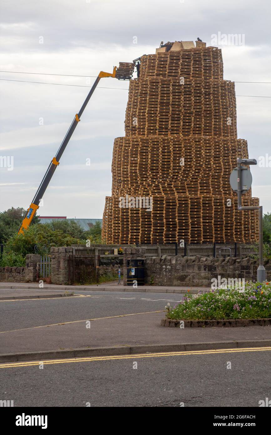 4 luglio 2021 il falò molto alto fatto da migliaia di pallet industriali in legno come si preparano per le celebrazioni 12 luglio sul Portaferry Foto Stock