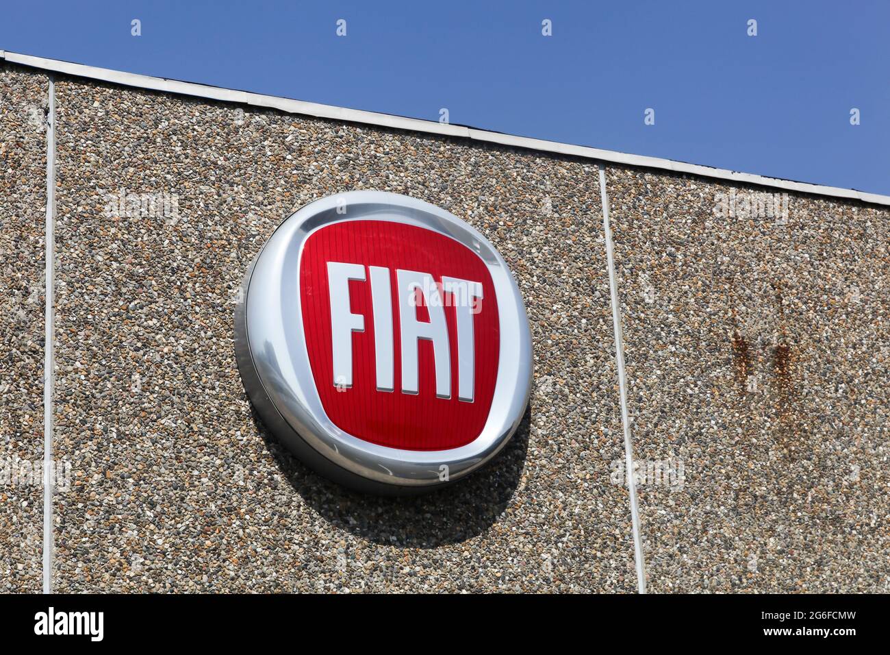 Tilst, Danimarca - 18 aprile 2021: Logo Fiat su una parete. Fiat Chrysler Automobiles è una società italo-americana Foto Stock