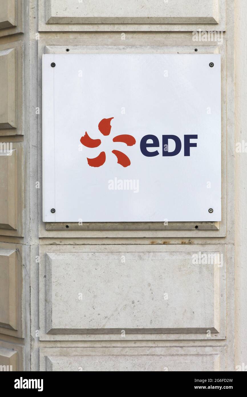 Lione, Francia - 15 agosto 2016: Logo EDF su una parete. EDF è una società francese di servizi elettrici, in gran parte di proprietà dello Stato francese Foto Stock