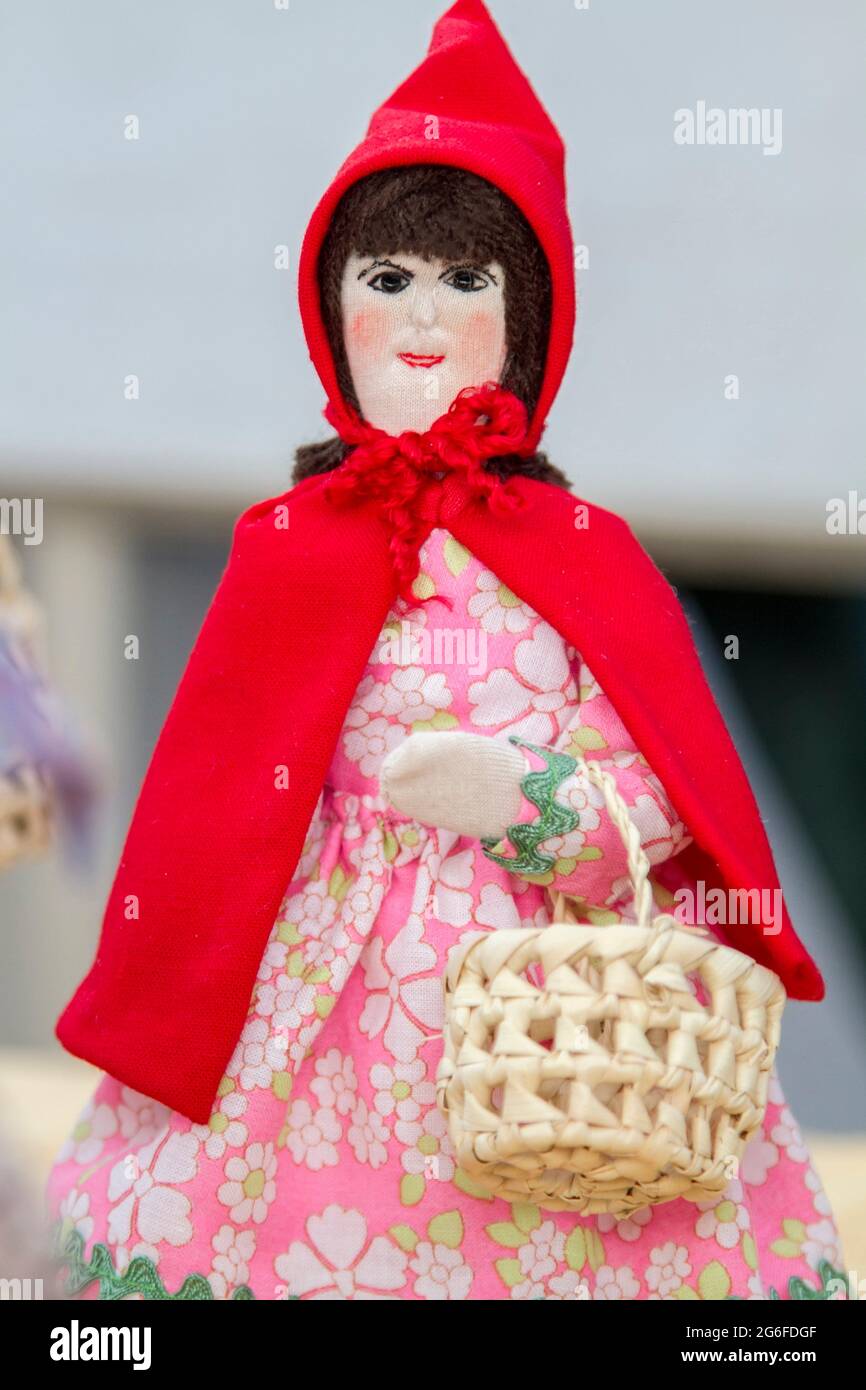 Vista ravvicinata della bella mano predisposto bambole folk della cultura portoghese. Foto Stock