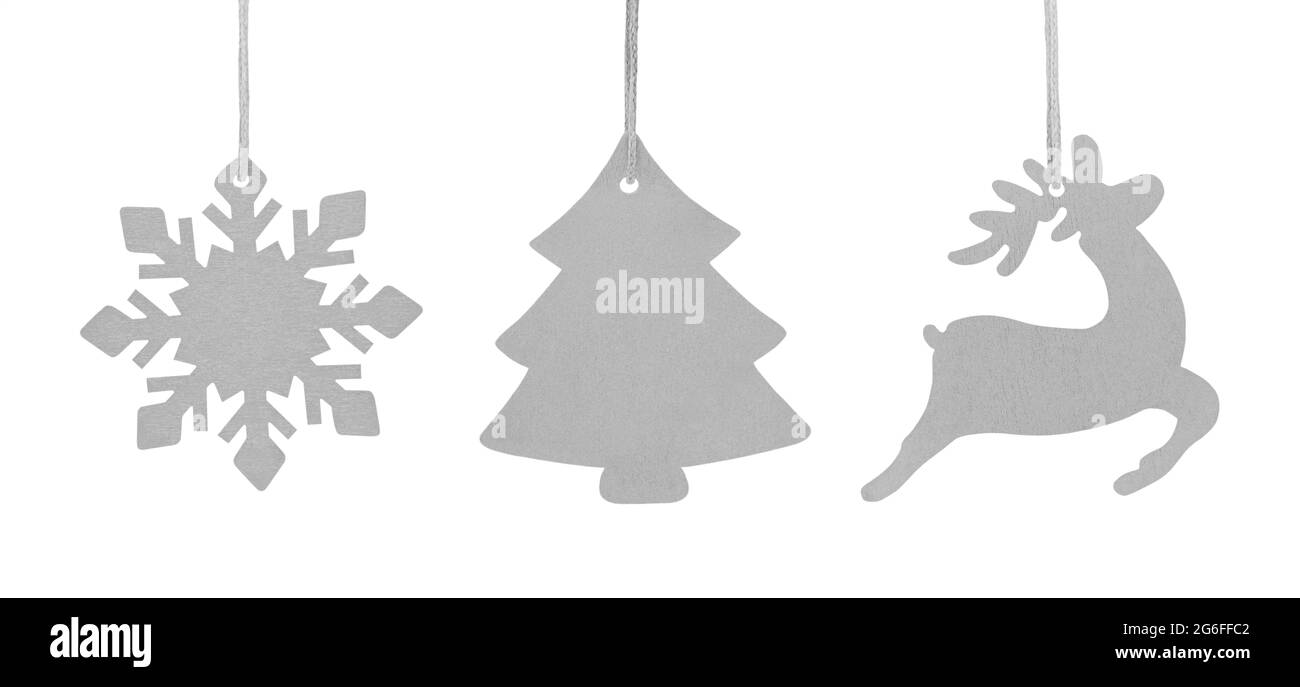 Set di ornamenti grigi pendenti in legno albero di Natale, fiocco di neve e cervi isolati su sfondo bianco. Foto Stock