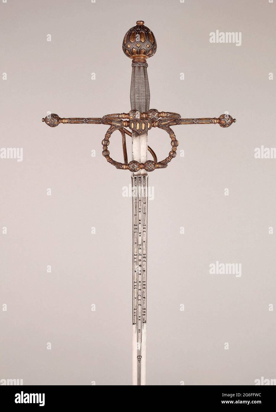 Pinza - lama: Datata 1616 hilt: c. 1570 - hilt: Italiano lama: Spagnolo.  Acciaio, ferro con doratura, argento e legno. 1560 - 1580. Italia Foto  stock - Alamy