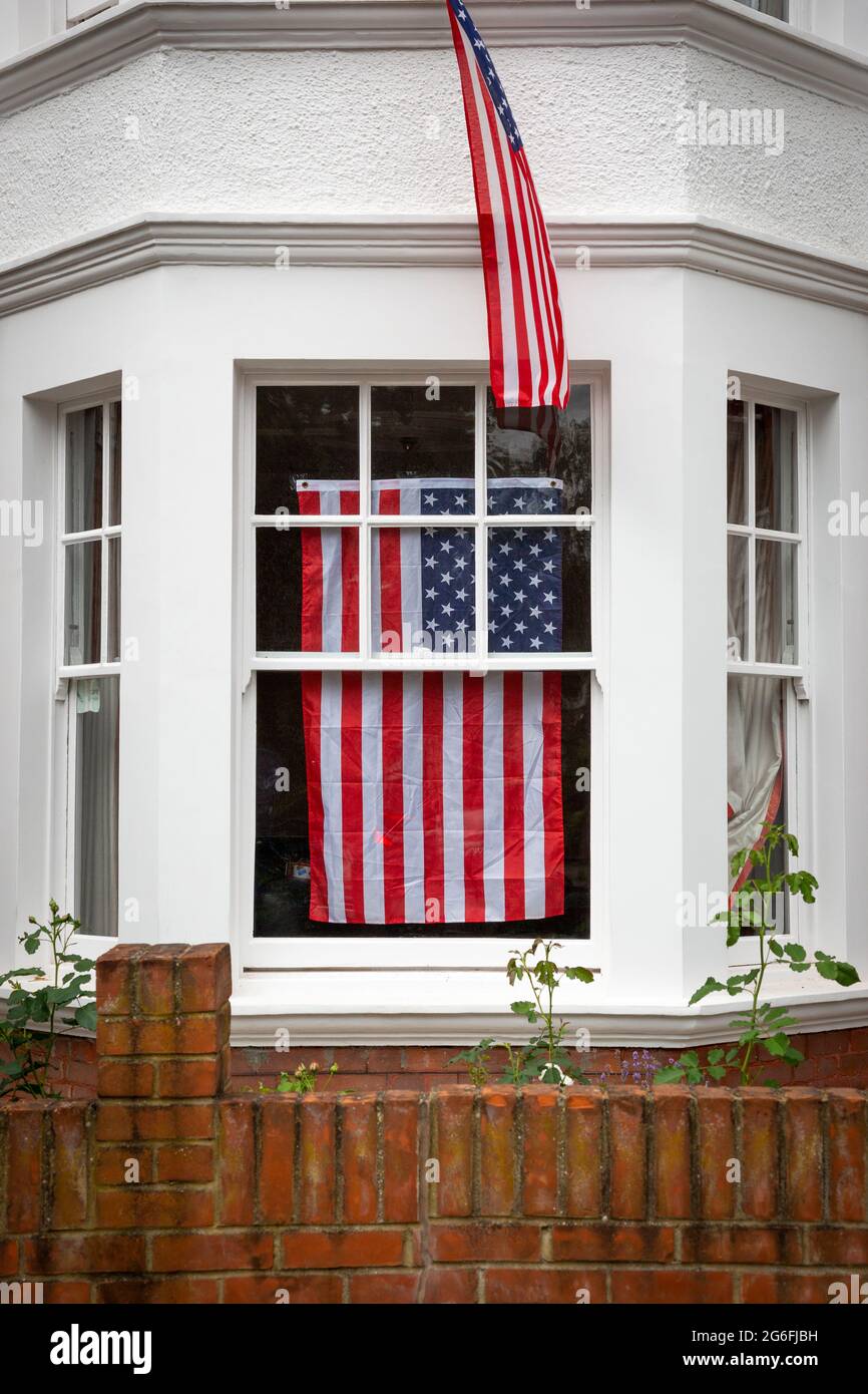Una casa nella zona ricca di Chiswick decorata con bandiere americane per le celebrazioni del 4 luglio. Londra, 4.7.2021 Foto Stock