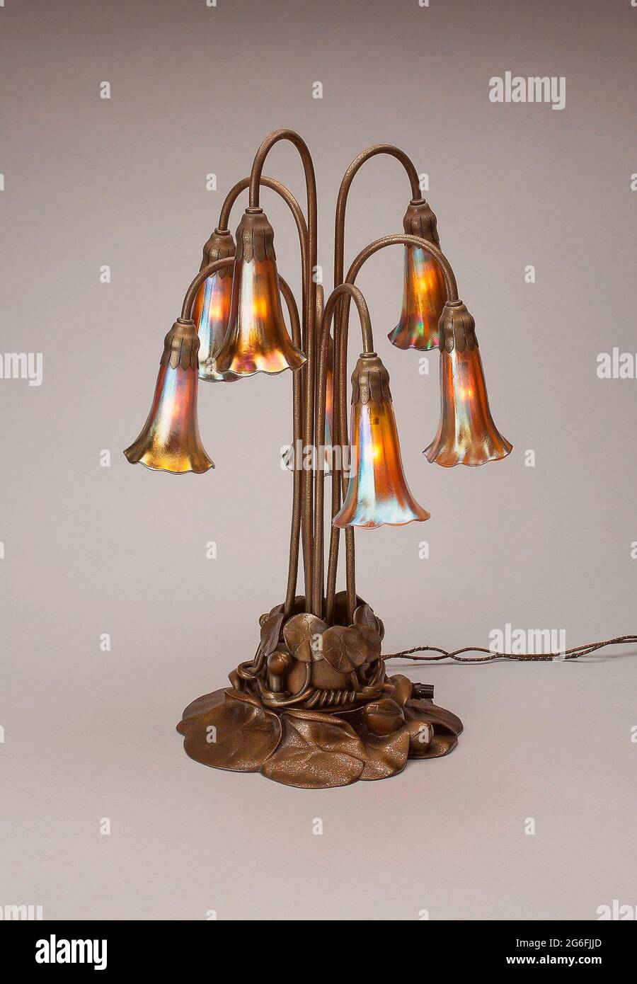 Autore: Tiffany Studios. Lily Lamp - 1902/17 - Tiffany Studios American, 1902 - 1932 Corona, New York. Vetro e bronzo Favrile. 1902 - 1917. Uniti Foto Stock