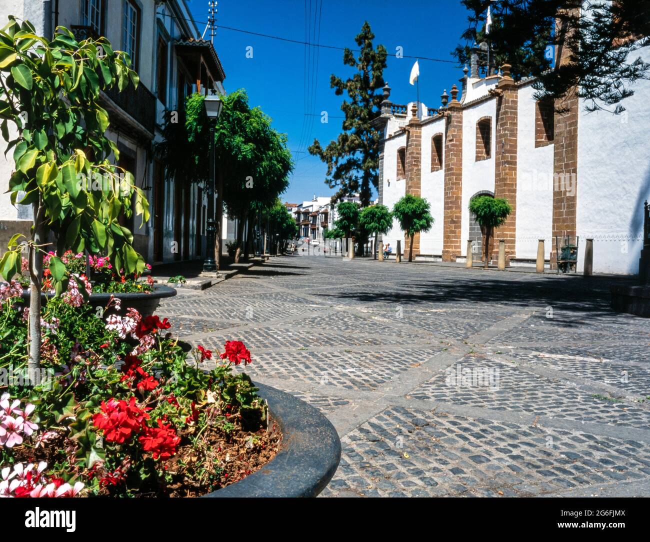 Piazza centrale in tipico villaggio spagnolo, Tejeda, Gran Canaria, Spagna Foto Stock