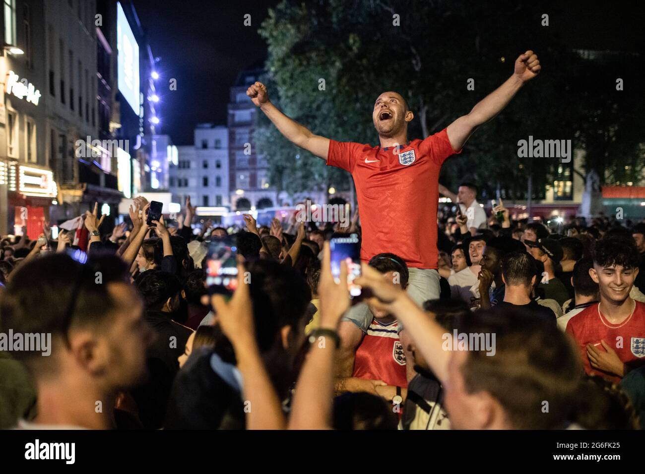 Gli appassionati di calcio inglesi festeggiano a Leicester Square dopo la partita Euro 2020 Inghilterra contro Ucraina, Londra, 3 luglio 2021 Foto Stock