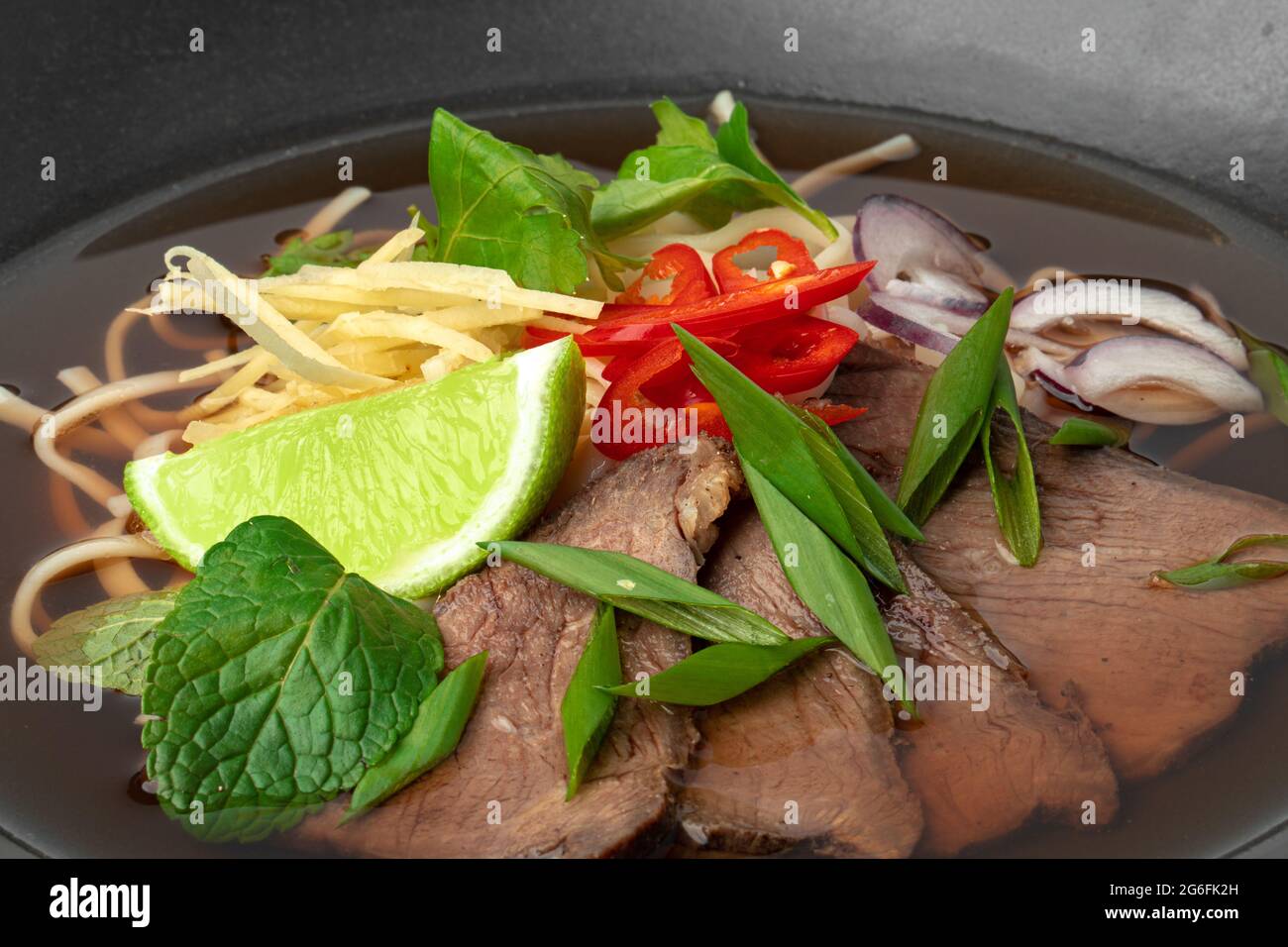 Zuppa asiatica con tagliatelle di manzo e udon Foto Stock